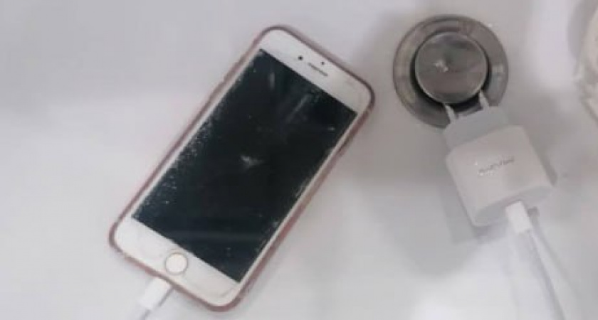 10-летняя девочка умерла после того, как уронила телефон в ванну