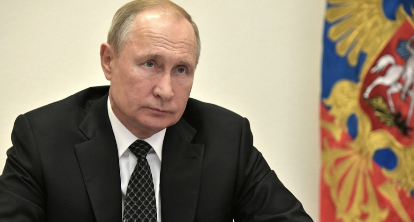 Мальчик спрятался под одеяло от Путина во время его визита в больницу