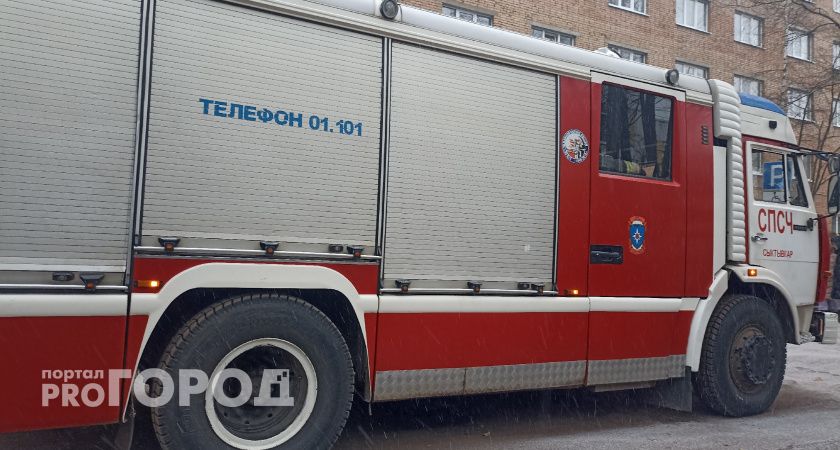 МЧС Коми вскрыло дверь в квартиру больной женщины