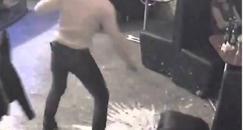 В Ухте росгвардейцы задержали посетителя бара, ударившего девушку-администратора