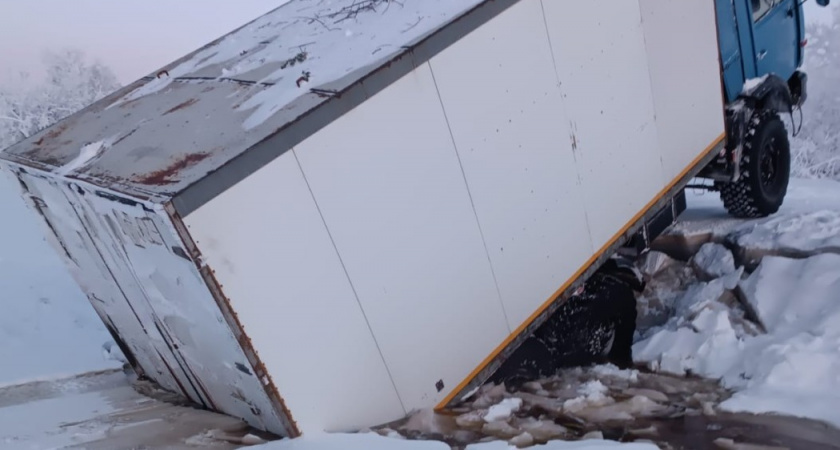 В Коми грузовик провалился в воду