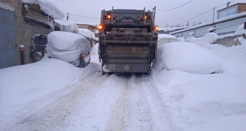 В Республике Коми мусоровозы застревают в снежной каше