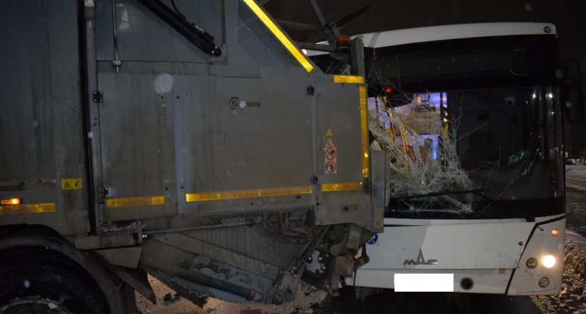 В Ухте в ДТП мусоровоза и автобуса пострадали четыре человека