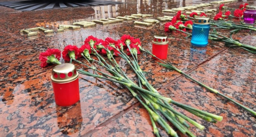 Жители Коми несут цветы в память о погибших в «Крокус сити холле»