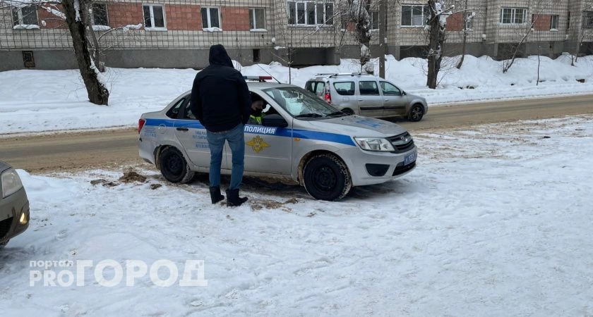 Фото к статье: В Ухте автомобиль Volkswagen врезался в столб