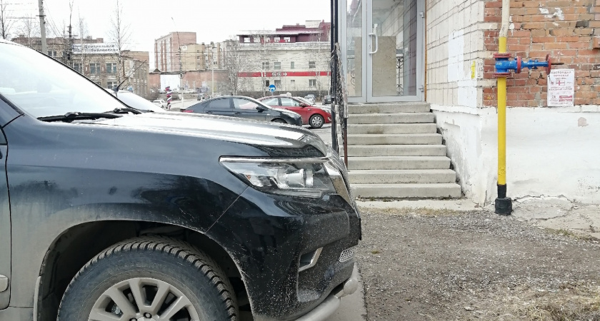 В Ухте из-за автомобилей на тротуаре, люди вынуждены ходить по лужам