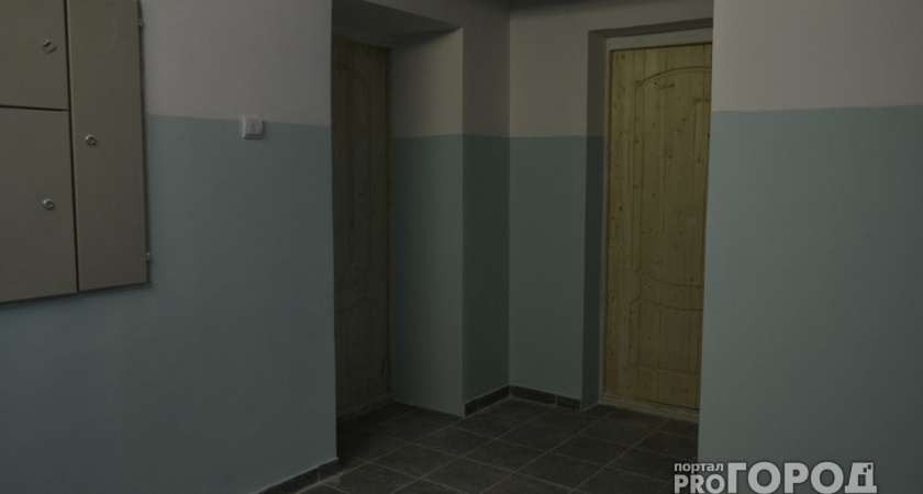 В Ухте спасателям пришлось вскрывать квартиру с ребенком