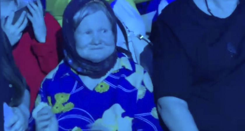 Певец Лазарев приобрел квартиру для диско-бабушки из Коми