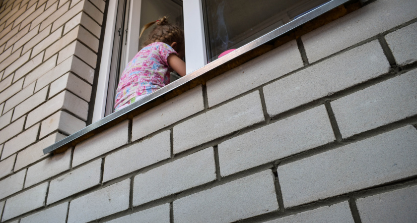Три ребенка в Коми выпали из окна