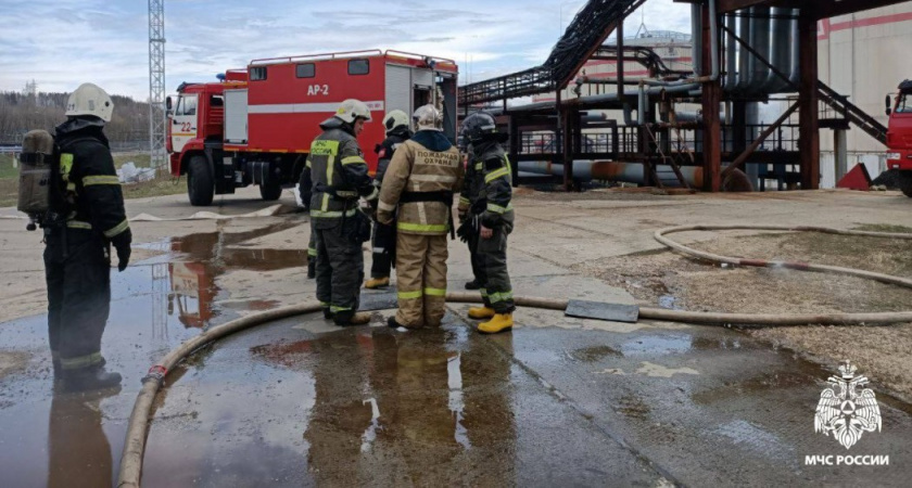 В Ухте выживший во время пожара на НПЗ остается в реанимации