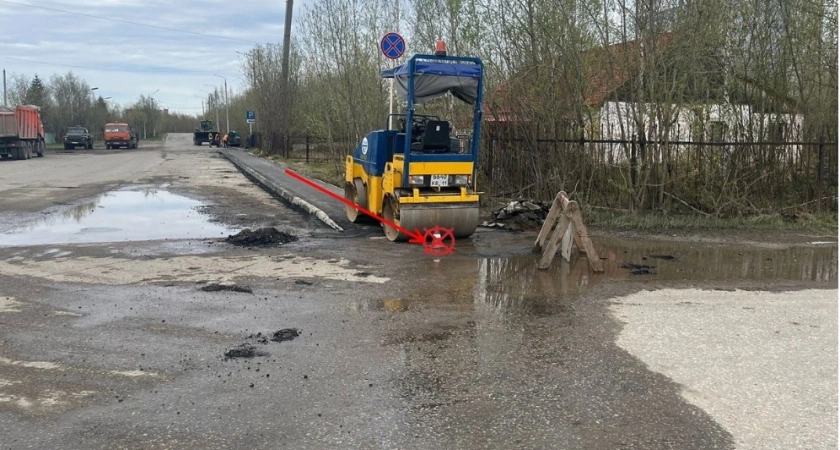 Фото к статье: В Коми дорожный каток проехал по пешеходу