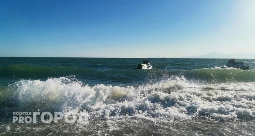 Люди сидят у берега, купаться невозможно: Черное море шокирует туристов на курорте