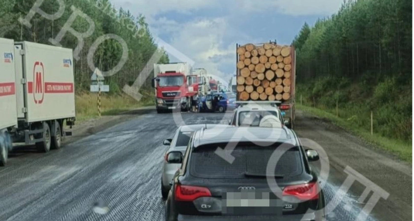 На одной из трасс в Коми "Лада" столкнулась с грузовиком