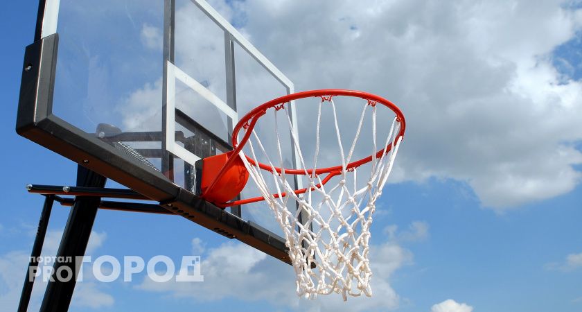 Владимир Уйба 2 минуты пытался попасть в баскетбольное кольцо на проверке школы