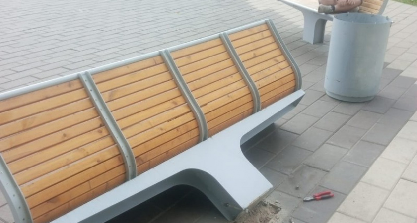 Вандалы вырвали из бетона новую скамейку в одном из городов Коми