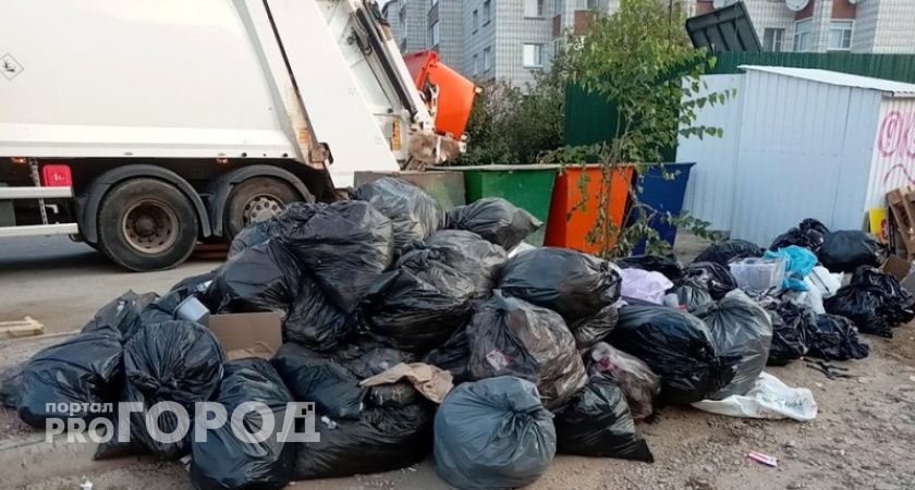 В одном из городов Коми у торгового центра образовалась стихийная свалка