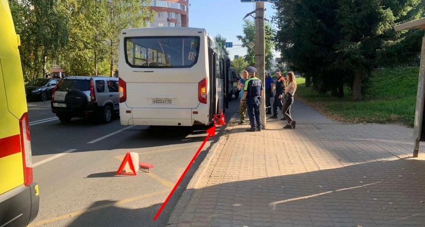 В столице Коми пенсионерка выпала из автобуса