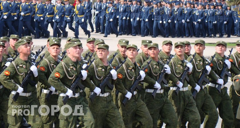 Призывникам Коми осенью придут бумажные и электронные повестки