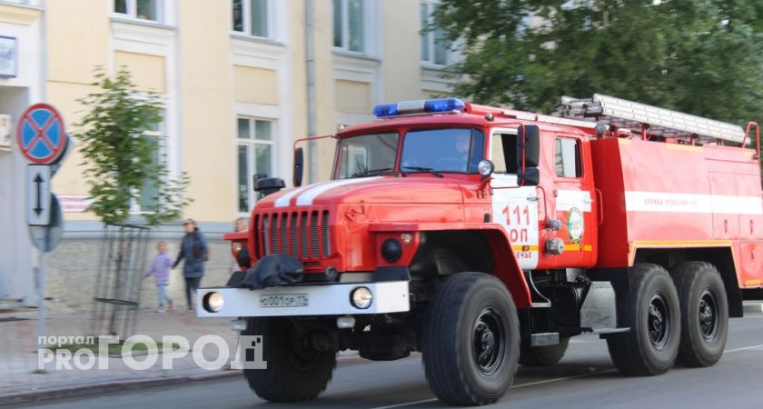 В одном из городов Коми полыхает 2-этажный деревянный дом