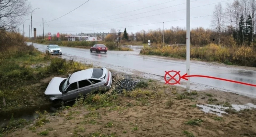 В Коми молодые парни вылетели прямо в кювет на «ВАЗе»