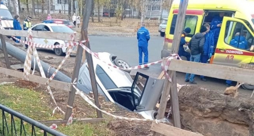 В одном из городов Коми автомобиль «упал» прямо в котлован