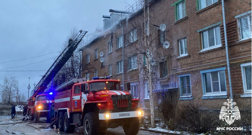 В Ухте пожар отправил десятки людей в пункты временного размещения