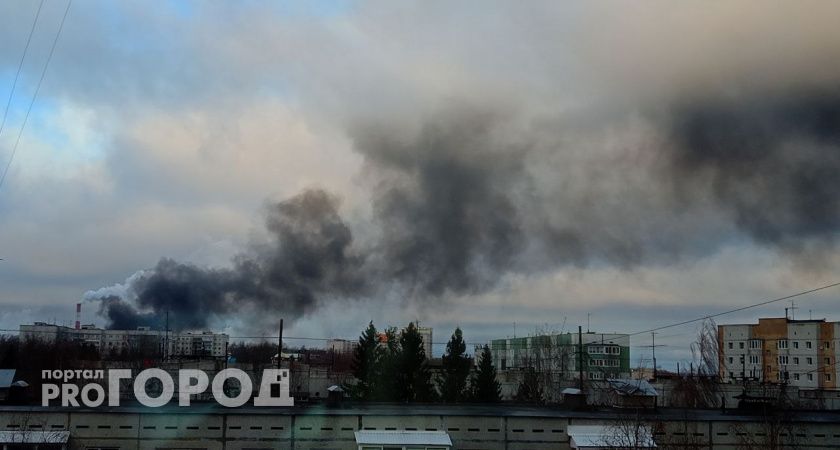 В Коми загорелись гараж мотоклуба и бочки с маслом