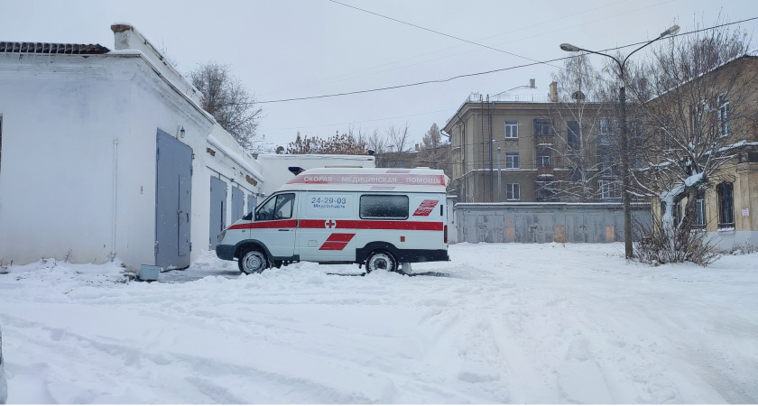 В Коми девочка выпала из окна и сильно пострадала