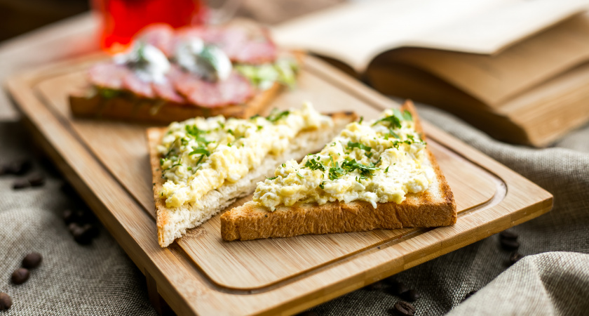 Намазка на хлеб за 2 минуты: старый бюджетный рецепт - как для себя, так и гостям на стол. Всего 3 продукта