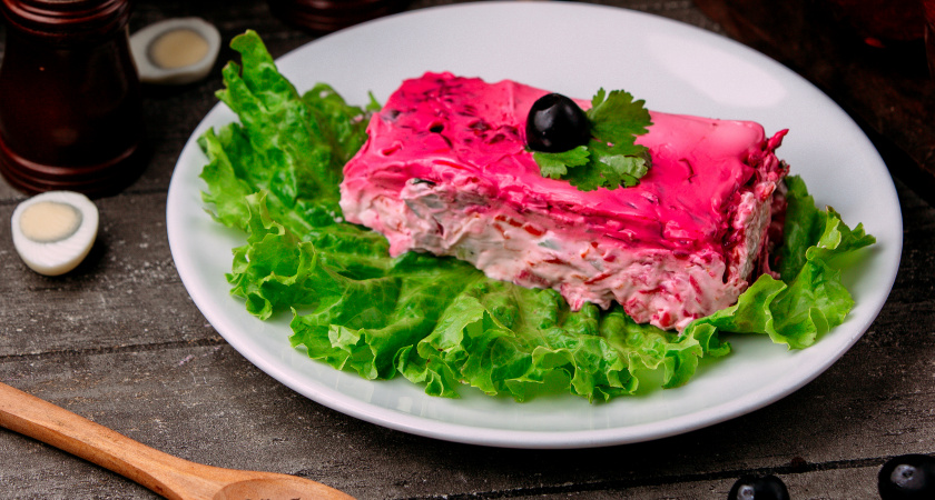 Не скупимся на слои в «Селёдке под шубой»: одна фишка с продуктами сделает новогодний салат во много раз вкуснее