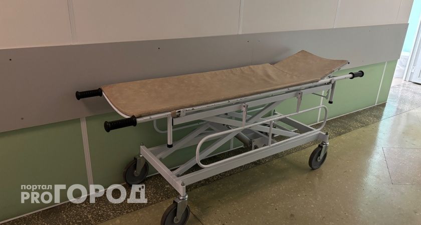 В Коми спасатели достали из оврага упавшую женщину