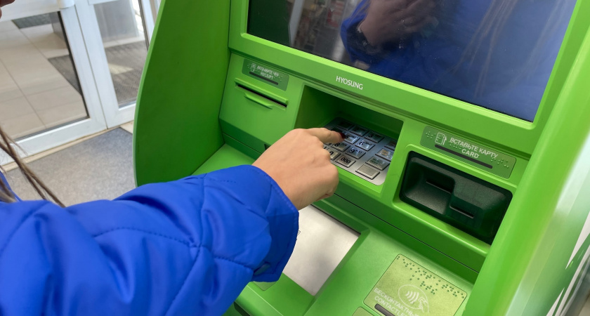 «Теперь это будет запрещено». Всех, кто снимает деньги с банковских карт, ждет неожиданный сюрприз с 18 декабря 