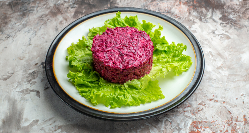 Так «Шубу» вы еще не готовили — не классика, но роскошнее: рецепт салата «Тройной тулуп» — идеально на Новый год-2025