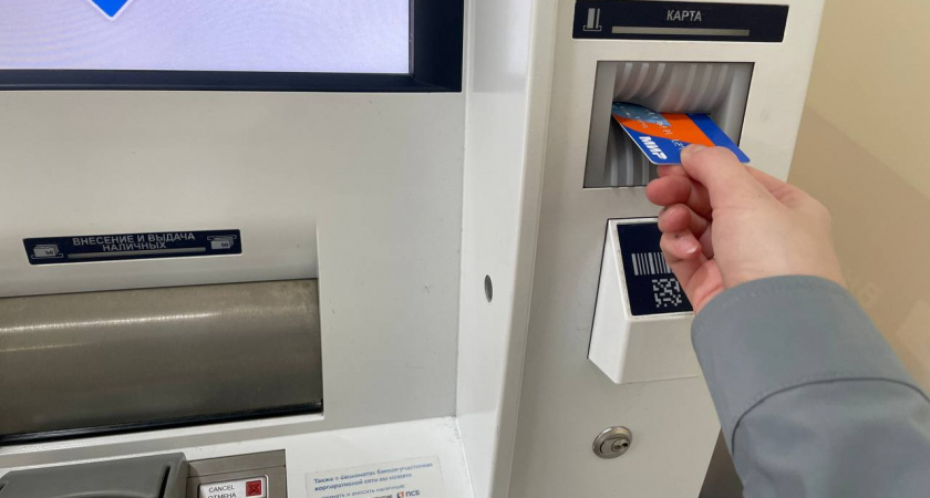 "Теперь это будет запрещено". Всех, кто снимает деньги с банковских карт, ждет сюрприз с 1 января