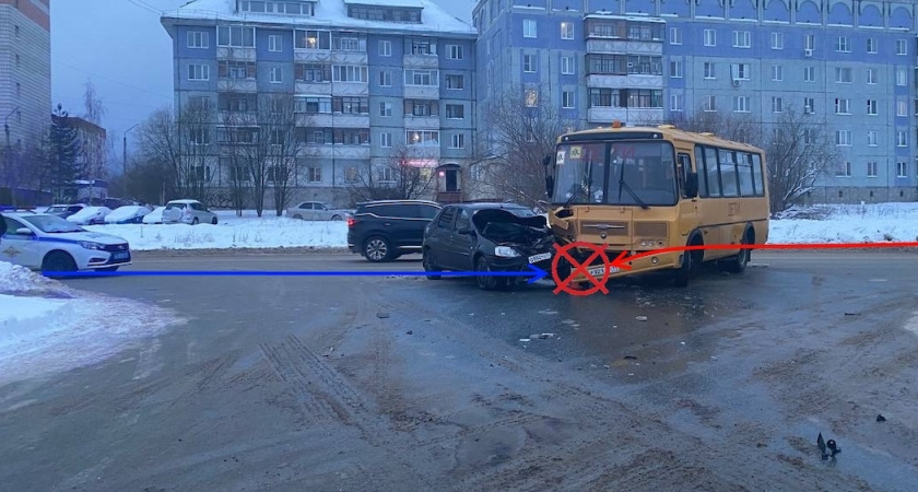 В Коми школьный автобус въехал прямо в иномарку