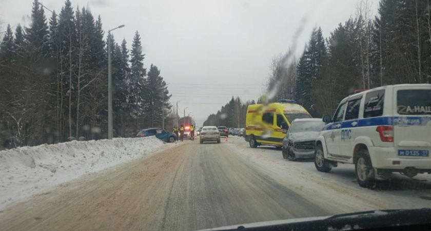 В Коми в аварии на малой объездной пострадали дети