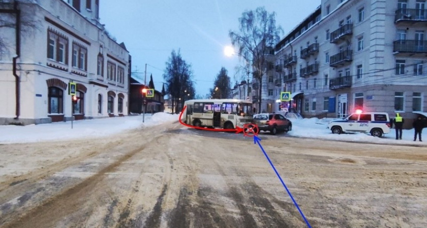 В Коми пассажирский автобус №103 столкнулся с легковым авто