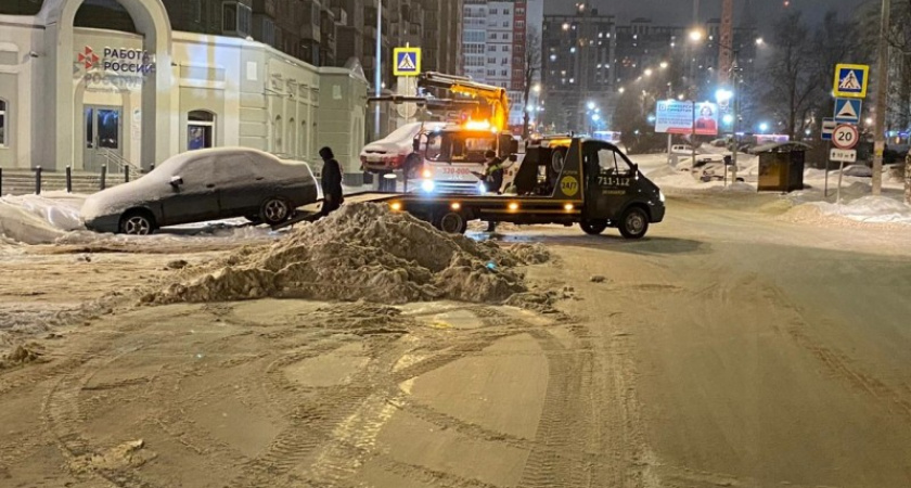 В одном из городов Коми во время уборки снега эвакуировали авто