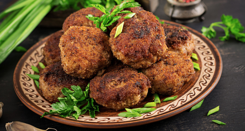 Не манка и не хлеб: добавьте в фарш этот ингредиент — котлеты будут нежными и сочными