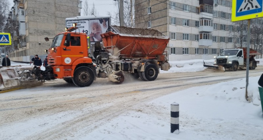 В Ухте для очистки дорог от снега используют 22 единицы техники