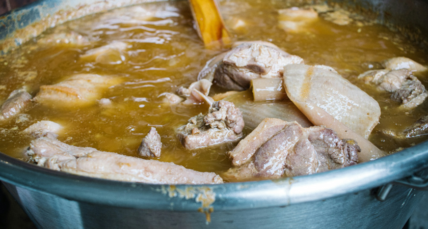 Нужно ли сливать «первую воду» при варке мяса: рассказывает шеф-повар