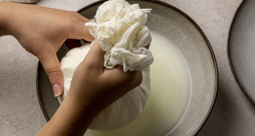 Смешиваем ряженку и сметану: утром достаем из холодильника и получаем сыр "Филадельфия" — готовится, пока вы спите