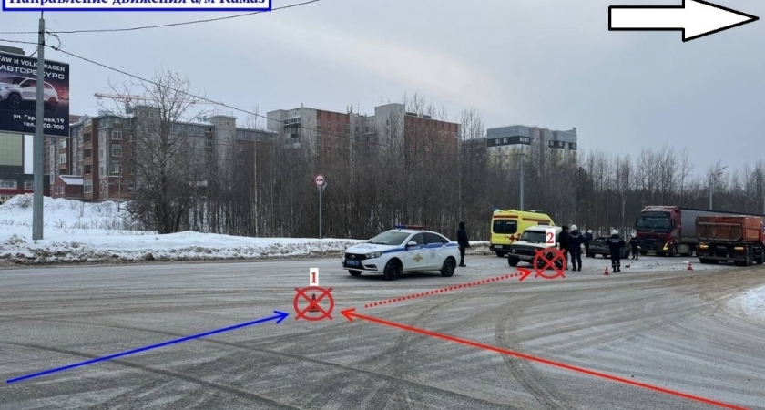 КамАЗ смял "ВАЗ" у ТРЦ в Коми: двое в больнице