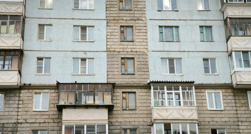 Ухтинские спасатели пришли на помощь к мужчине через соседский балкон