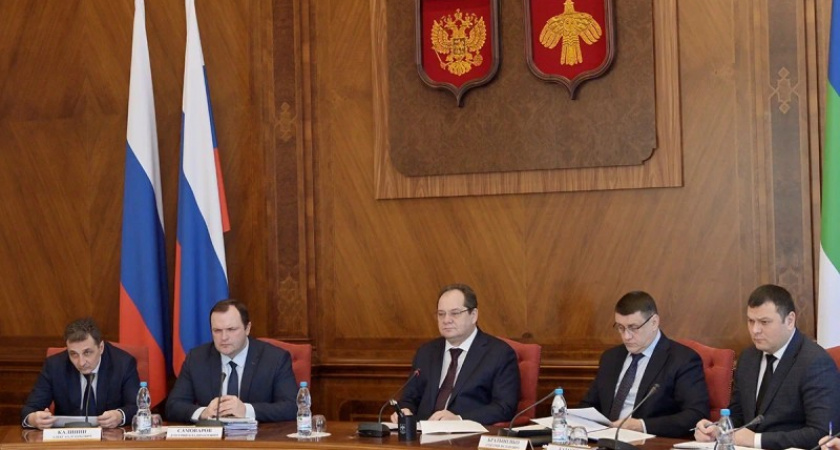 Ростислав Гольдштейн поручил ускорить ремонты дорог по обращениям жителей Коми