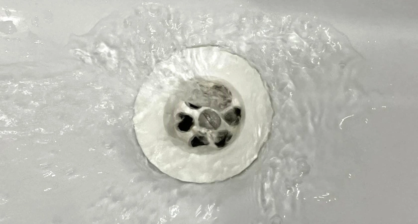 Разрезаю пластиковую бутылку - и любой засор вылетает со свистом: делаю так многие годы - о вантузе и сантехниках забыла