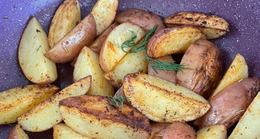 Только не масло: вот на чем надо жарить картошечку до хрустящей корочки — метод трех ложек