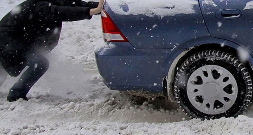 Сосногорские гаишники спасли угонщика из сугроба, раскрывая преступление