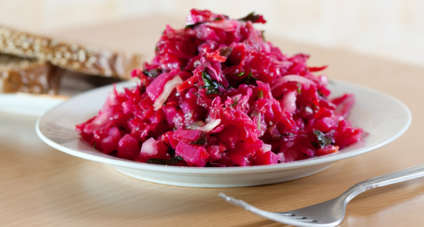 Банальный винегрет в пролете: сытный и вкусный салат со свеклой — у гостей только за ушами пищит от удовольствия
