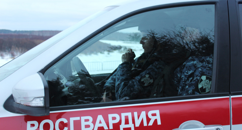 В Ухте мужчина захотел обнять приятеля и сломал стену в торговом центре 